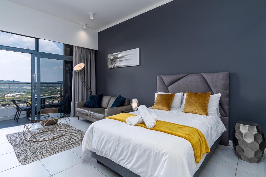 هتل تاپ فلور منلن مین استودیو آپارتمان ویت استانیگ ویوز اند نو لود شیدینگ Top Floor Menlyn Maine studio apartment with Stunning Views & No Load Shedding