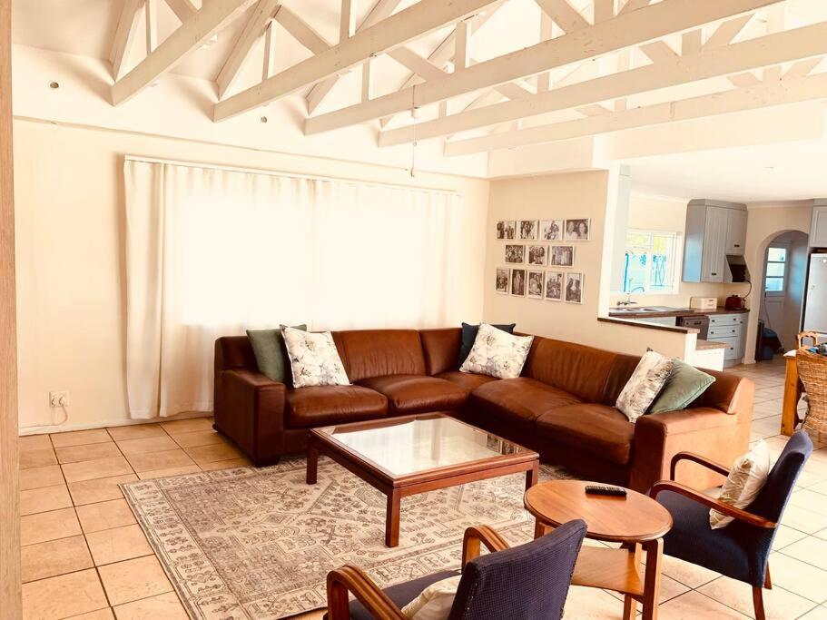 هتل هرمانوس 3 بد هوم کینگ بد ویر پُل واک تو سی - Hermanus 3 Bed Home King Bed with pool walk to sea