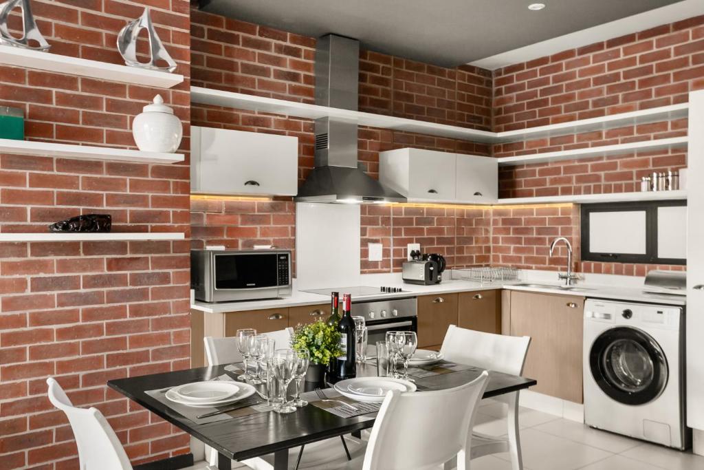 هتل ایزی استی - د ون تاج روزبانک - Easy Stay - The Vantage Rosebank