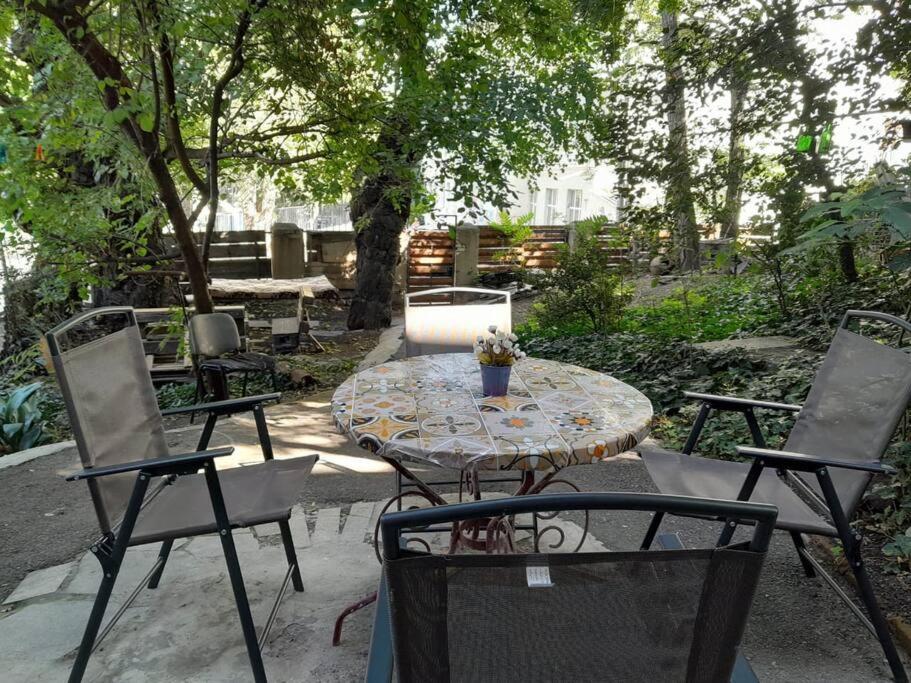 هتل ایکا's هوم ویت آ بیوتیفول گاردن - Eka's home with a beautiful garden