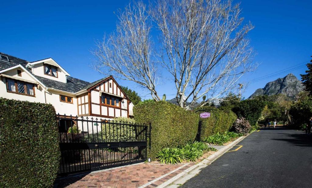 هتل نایتز بری گست هاوس Knightsbury Guest House