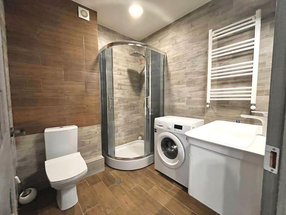 هتل فیشتم فلور فلت وید فایرپلیس اند 3 بیگ بالکنیز - 15th Floor flat with Fireplace & 3 big Balconies