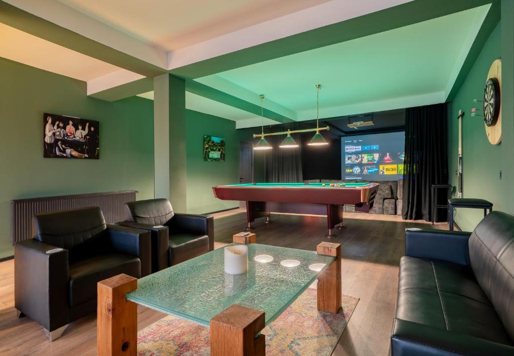 هتل نیابی آپارتمانز وید سینما اند بیلیاردز - Niabi Apartments with Cinema and Billiards