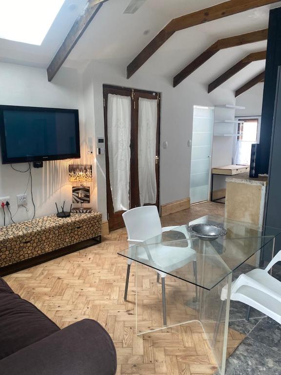 * Couples and family secluded getaway + pool*