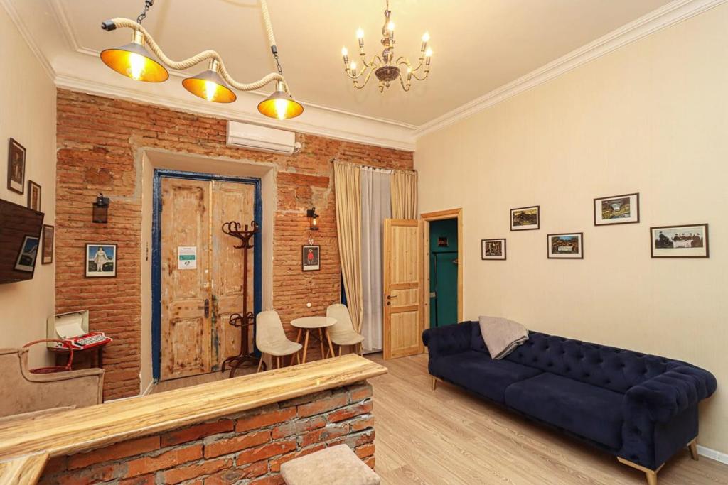 هتل کو زی وان بی ار آپارتمان نیار فابریکا - Cozy 1BR Apartment Near Fabrica