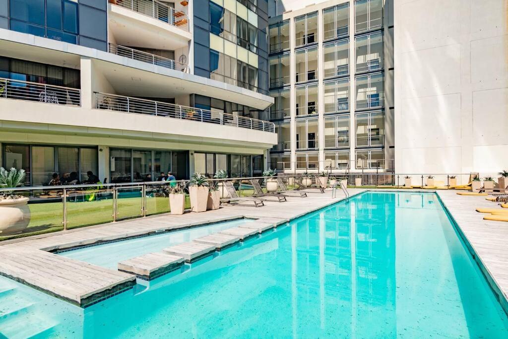 هتل آپارتمان ویت پیکچرِس ویوز آف تیبل مانتین - Apartment with picturesque views of Table Mountain