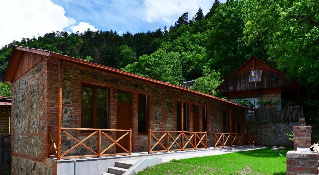 هتل برجومی کاتجز Borjomi Cottages