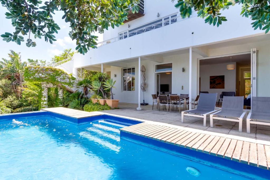 Picasso House - Family Home With Solar Power