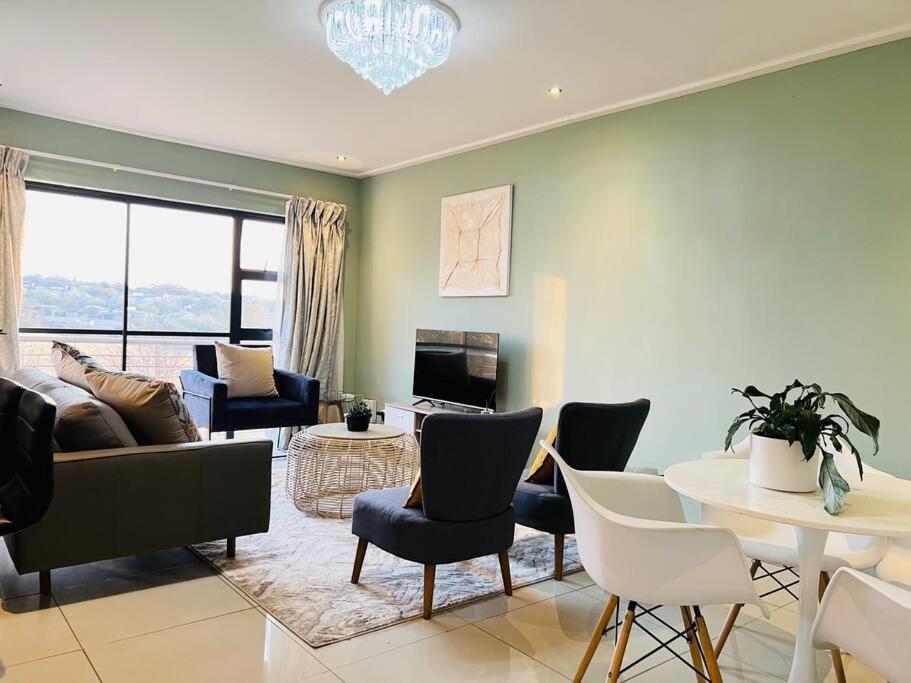 هتل کوزی سلف کیترینگ آپارتمان ویت گلف کروس ویوز، جکال کریک گلف استیت - Cozy Self Catering Apartment with Golf Course Views, Jackal Creek Golf Estate