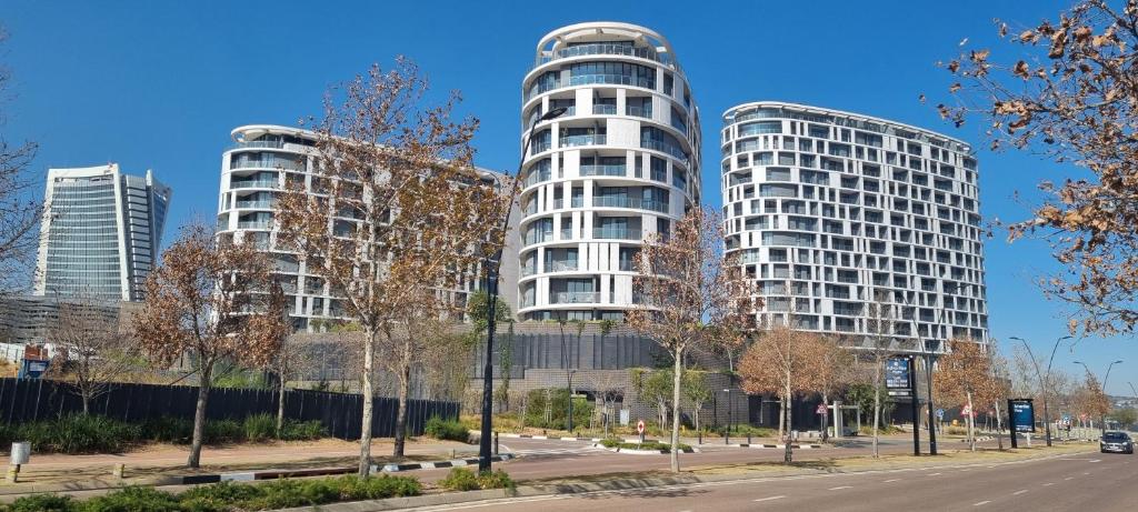 هتل الپس واترفال سیتی لاکچری آپارتمنت - بیگر آپارتمنت ذن موست، 9th فلور Ellipse Waterfall City Luxury Apartment - Bigger Apartment than Most, 9th Floor