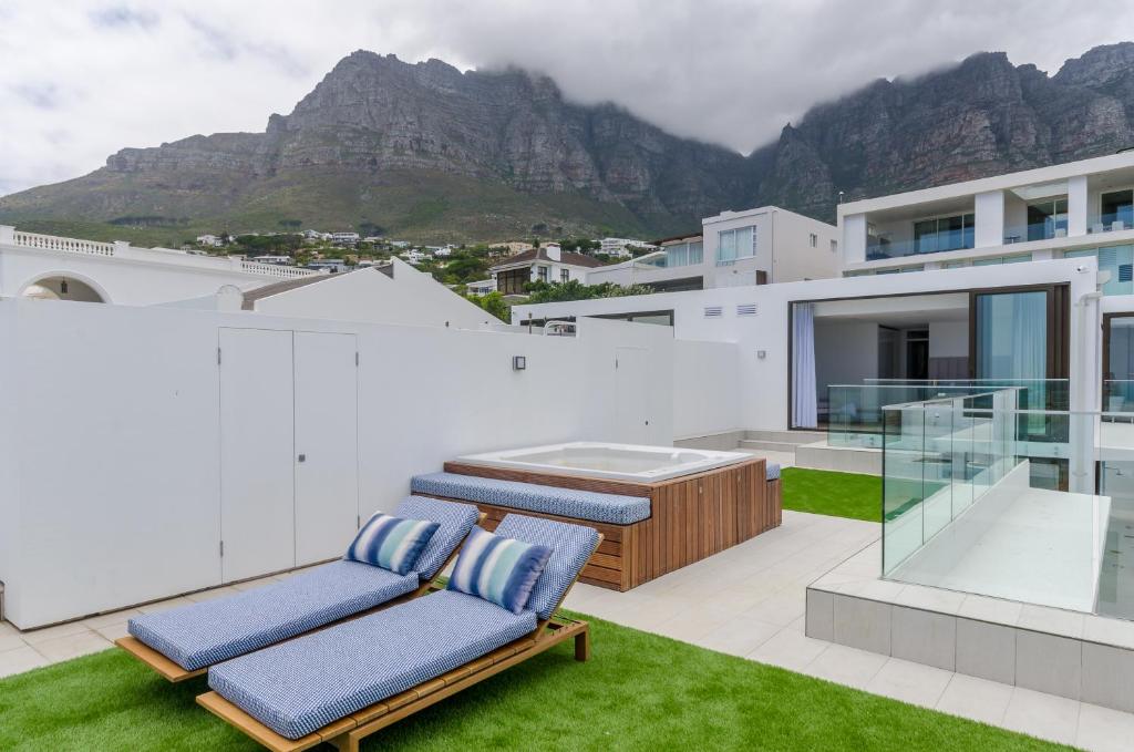 هتل استانینگ اوشن اند مانتین ویوز Stunning Ocean & Mountain Views