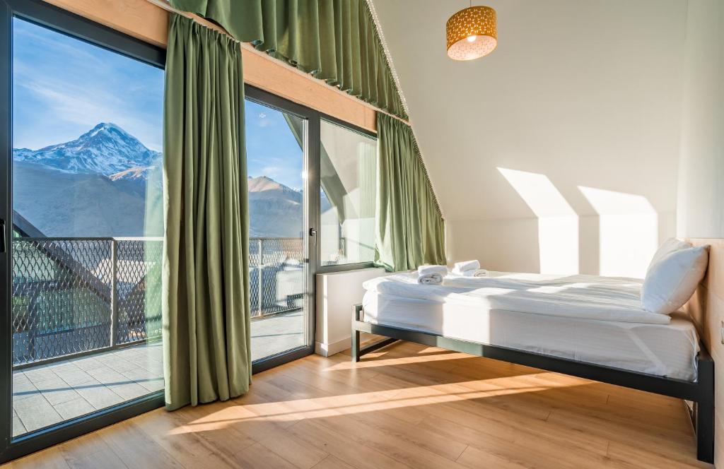 هتل کازبگی ویو کاتجز Kazbegi View Cottages