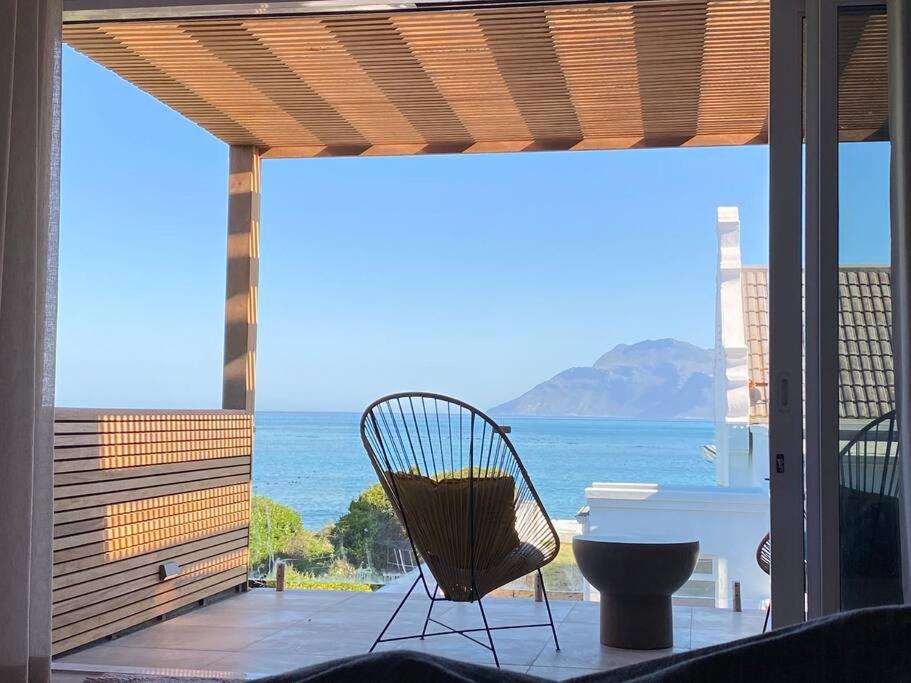 هتل ترندی کومتجی بیچ هاوس، لانگ بیچ Trendy Kommetjie Beach House, Longbeach