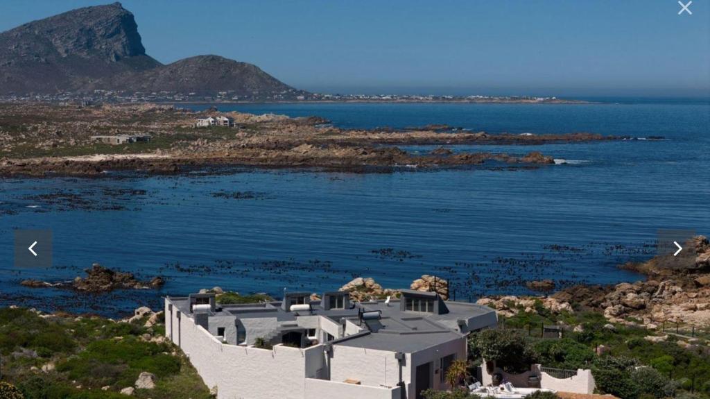 هتل رکس ویلا ویت دایرکت اکسس تو اوشن - Rox Villa with direct access to ocean