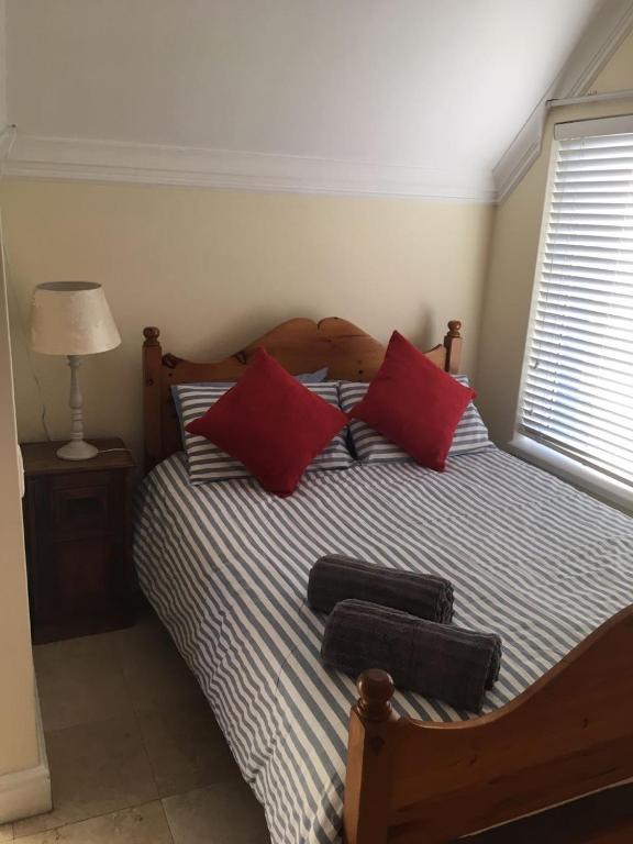 هتل اِلِگَنت کیز واترفرانت وان بِدرووم آپارتمان Elegant Quays Waterfront One Bedroom Apartment
