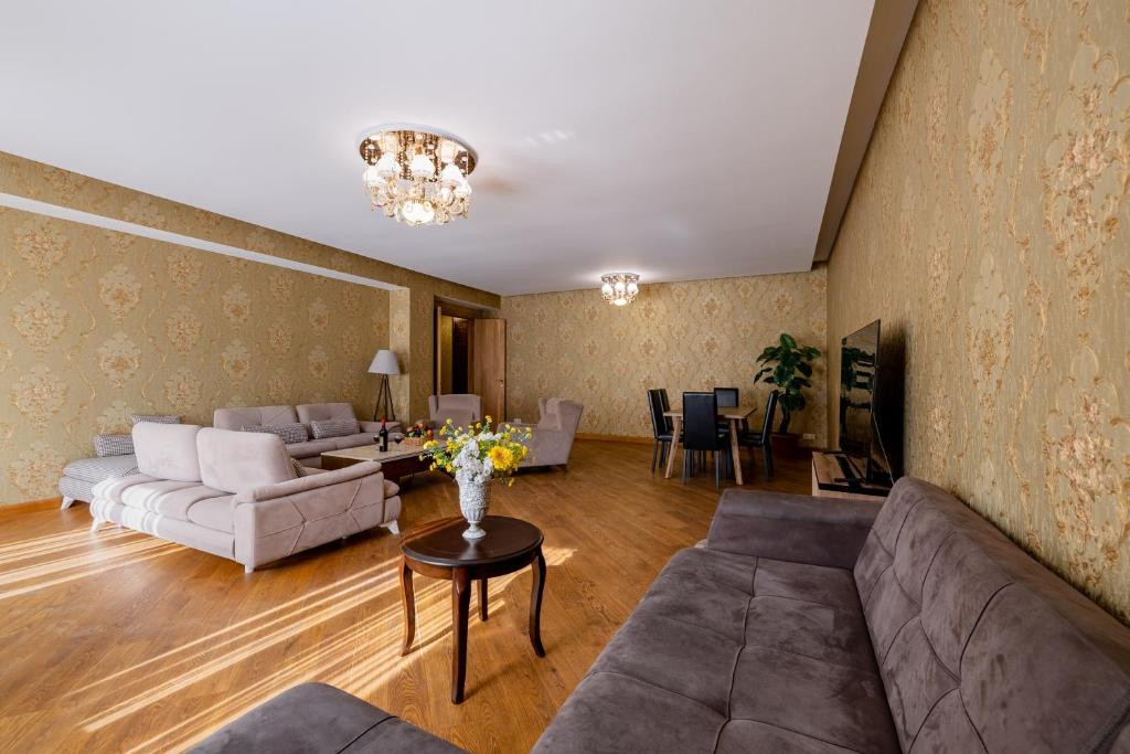 هتل سنترال کُزی 5بی‌دی-5بَث آپارتمان - Central Cozy 5BD-5BATH Apartment