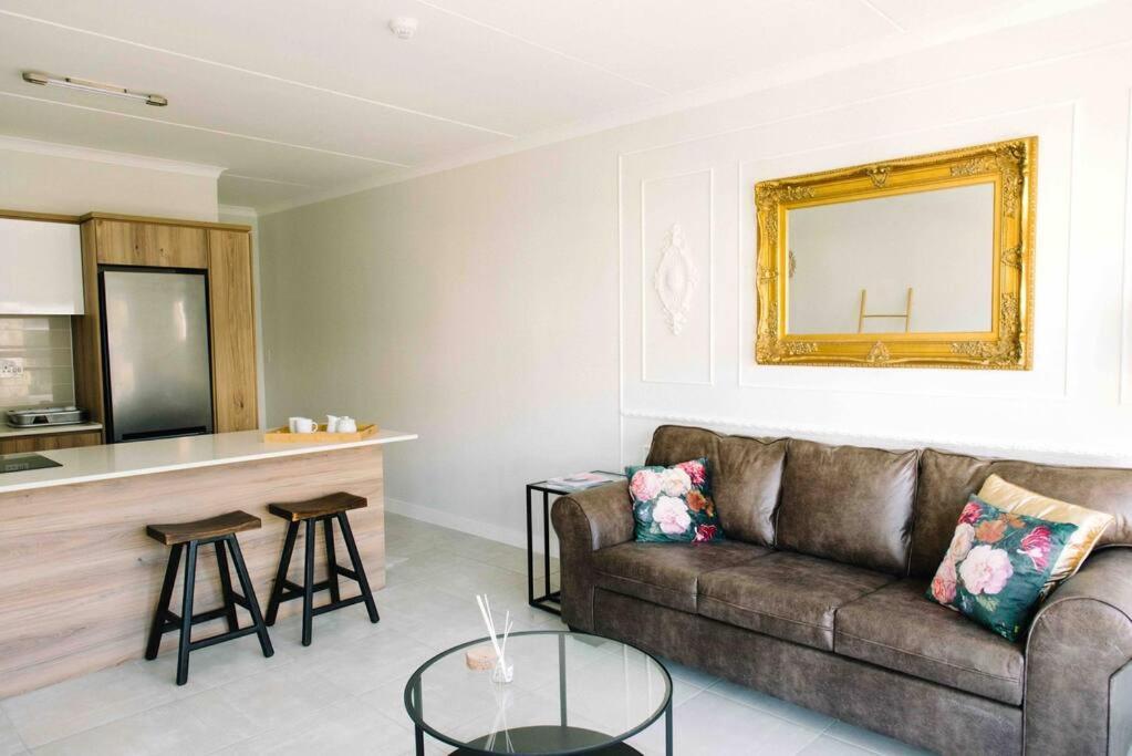 هتل برایت اند ائری پاریزیان جم کلوز تو د بیچ - Bright and airy Parisian Gem close to the beach