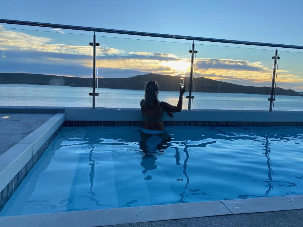 هتل ذ ویو لنگبارن لاگون ویلا وذ هی تید پول اند سولار انرجی THE VIEW LANGEBAAN LAGOON VILLA WITH HEATED POOL and SOLAR ENERGY