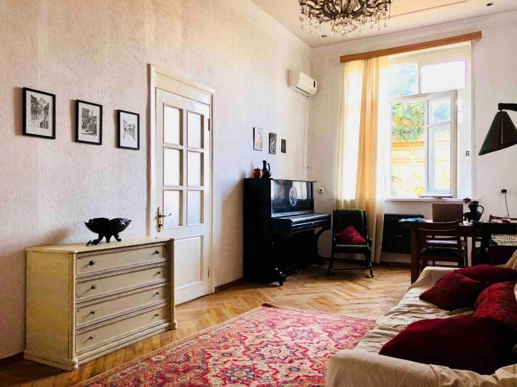 هتل ایم پکبُل 2-بد آپارتمان در سنترال تیبلیسی - Impeccable 2-Bed Apartment in Central Tbilisi