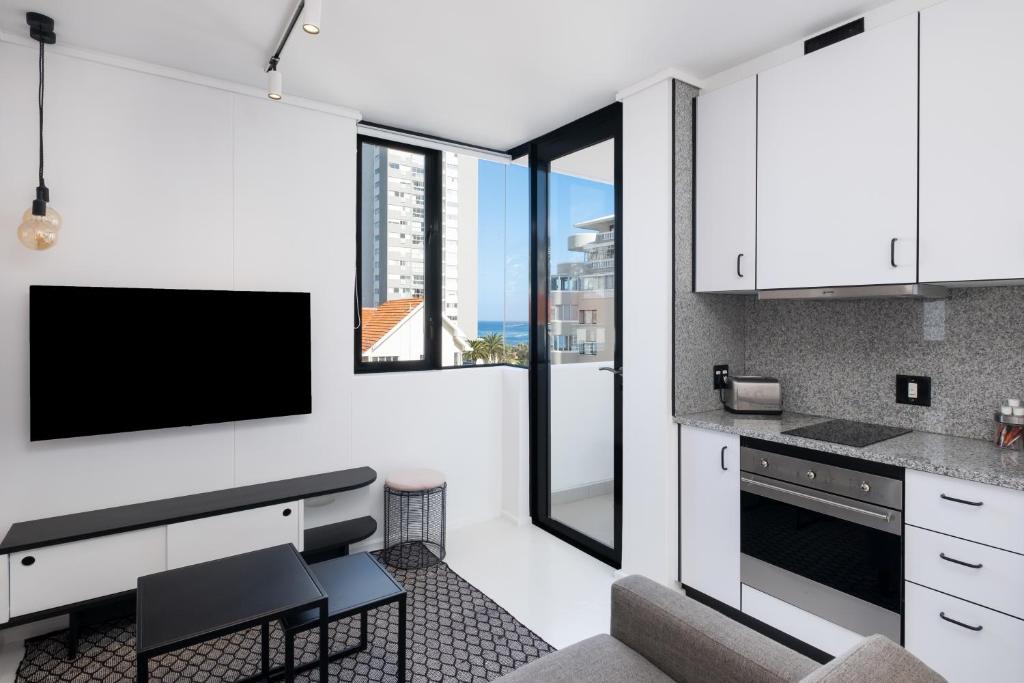 هتل سی پوینت یونیت ویت بالکنی اوشن ویوز وای-فای - Sea Point Unit With Balcony Ocean ViewsWi-fi