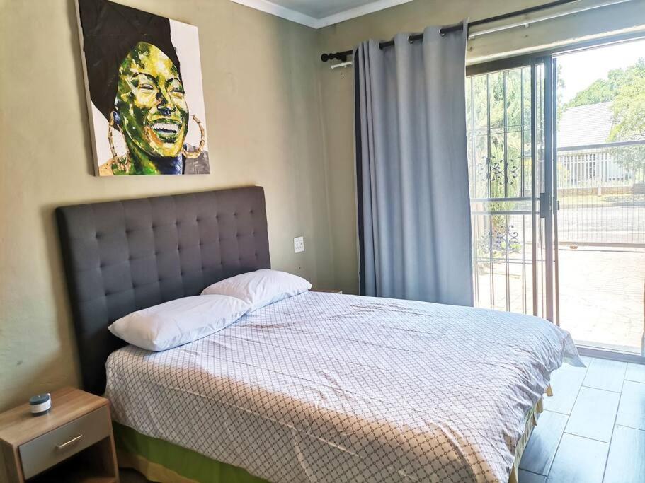 هتل کوییت سابرب کلوز تو اور تامبو اینترنشنال Quiet suburb close to OR Tambo International