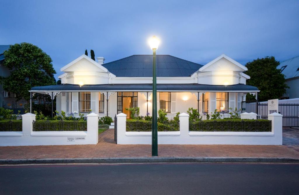 هتل میدیدورپ منور Middedorp Manor