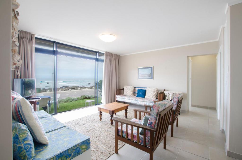 هتل هروالدز بی اکامودیشن - اسمالستین داونستیرز Herolds Bay Accommodation - Smalstaan Downstairs