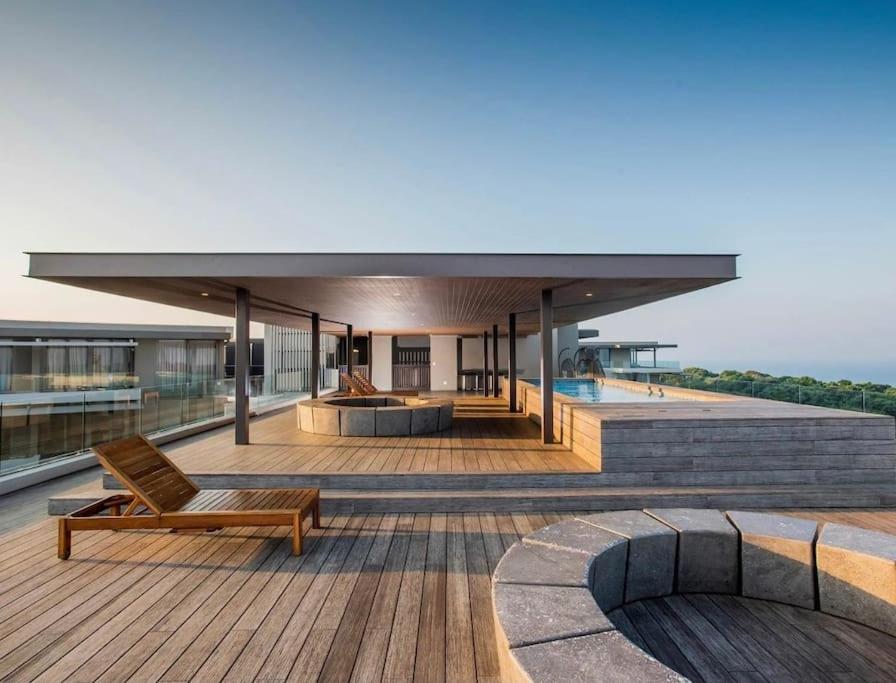 هتل لاکچری سی فرنټ پنت هاوس نیر اومهلانگا * اسلیپس 8 - Luxury seafront penthouse near Umhlanga * sleeps 8