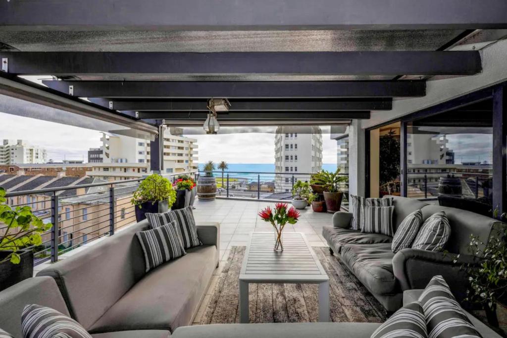 هتل براییت اند استایلش بیچفرانت آپارتمان - Bright and Stylish Beachfront Apartment