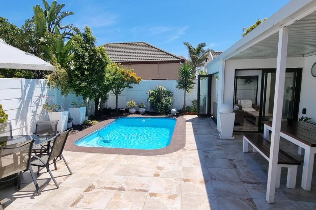هتل کن تمپرری فمیلی هوم - Contemporary Family Home
