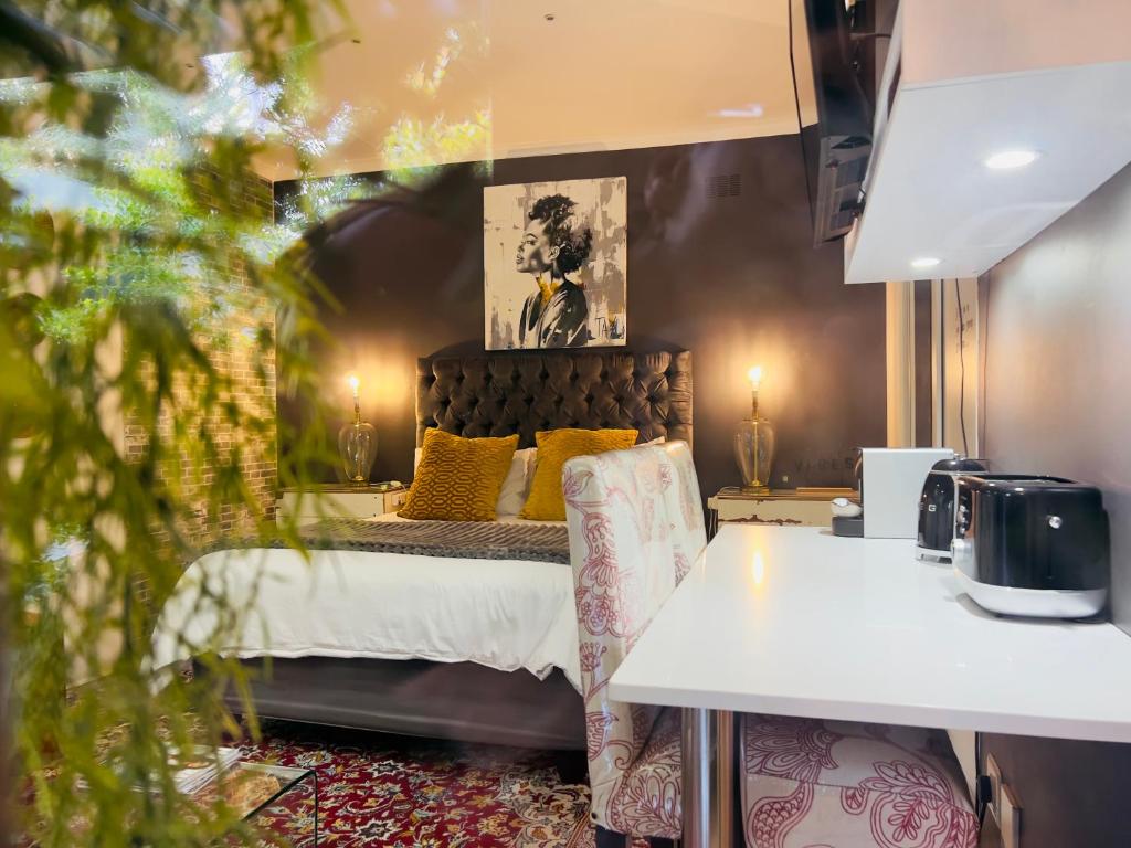 هتل آرت-اینسپایرد بیدروم کلاوس تو سی بی دی - Art-Inspired Bedroom Close to CBD