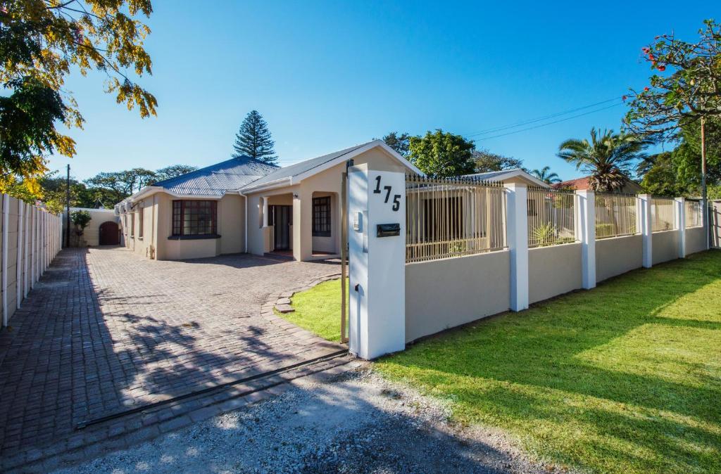 هتل والمر ویلیرز سلف کترینگ - Walmer Villiers Self Catering