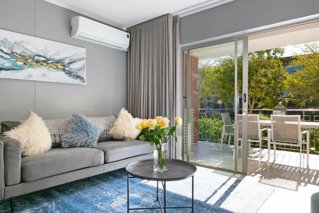 هتل سنچری سیتی لاکچری تو بیدروم آپارتمان - Century City Luxury Two Bedroom Apartment