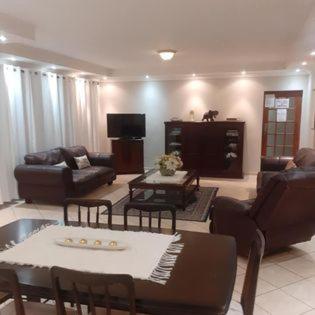هتل ده لیک هاوس بی ان بی The Lakehouse BnB