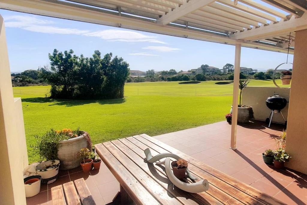 هتل سانی 2 بد روم آپارتمان آن استانینگ گولف کورس - Sunny 2 bedroom apartment on stunning golf course