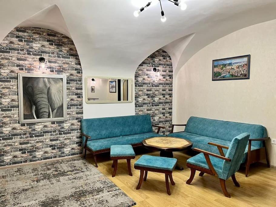 هتل یونیک آپارتمان این د سنتر اف تفلیس - Unique Apartment in the Center of Tbilisi