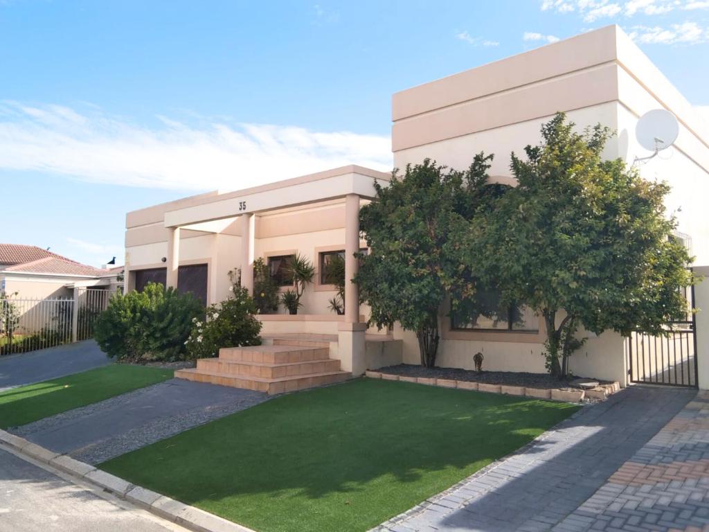 هتل بلو سنچوری بی ان بی - Blue Sanctuary BnB