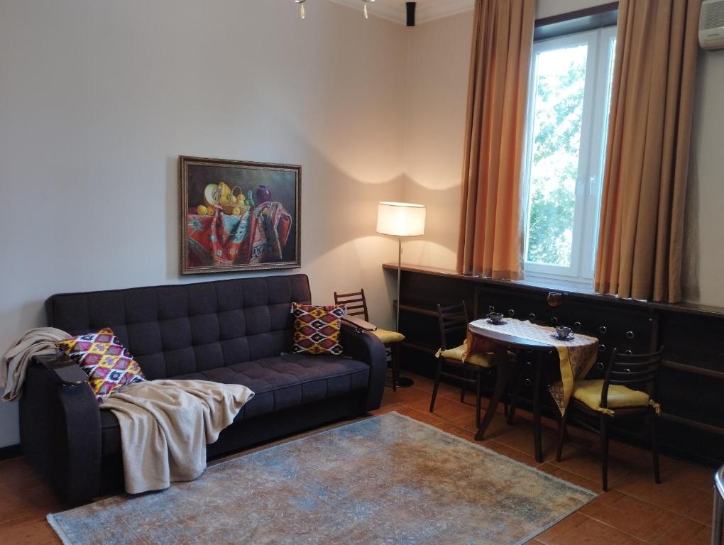 هتل کوزی آپارتمان این آ گرین سنترال آریا - Cozy apartment in a green central area