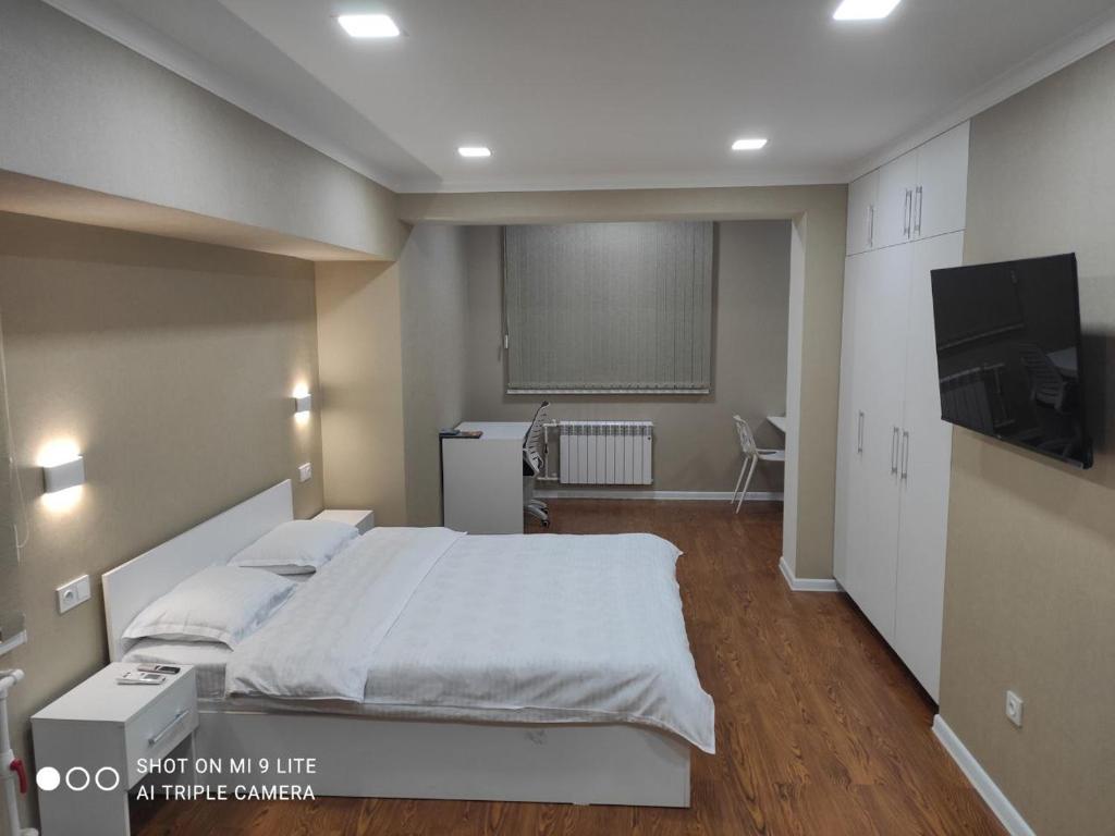 هتل وان-بدروم آپارتمان این د وری سیتی سنتر (شدهور) - 1-bedroom Apartment in the very city center (Shedevr)