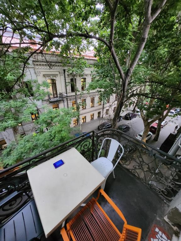 هتل استایلش آپارتمنت وید بیوتیفول بالکن این د هارت آو تیبیلیسی ات لیبرتی اسکوئر - Stylish Apartment with Beautiful Balcony in the Heart of Tbilisi at Liberty square
