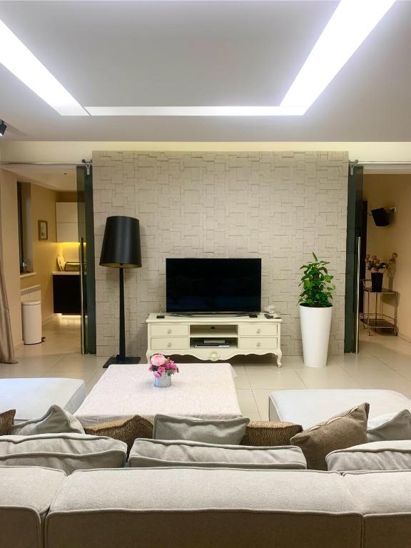 هتل ۳BR داپلکس ویت پرایوت یارد - 3BR Duplex with Private Yard