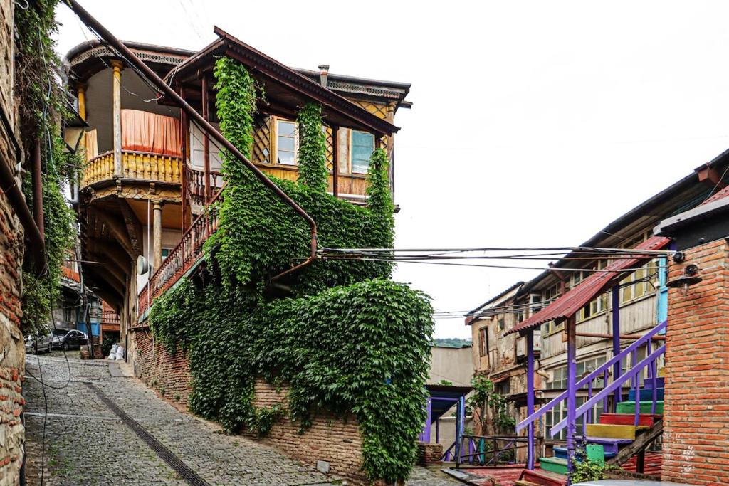 هتل مادن استودیو این اولد تفلیس بای و‌هست - Modern Studio in Old Tbilisi By Wehost