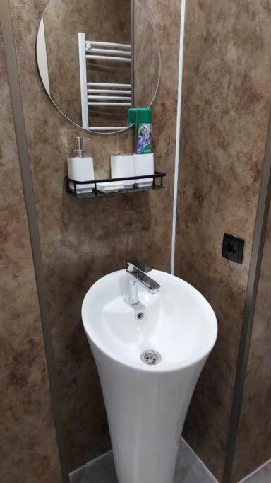 هتل یونیک 1BR ویت بالکونی موئدانی - Unique 1BR with balcony Moedani