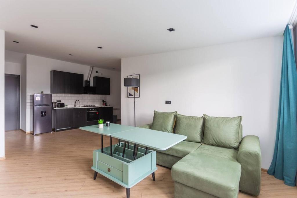 هتل نیو لی رِنُوِیتِد 2 بی آر آپارتمنت این هیستوریک تِبِلِیسی - Newly renovated 2BR Apartment in historic Tbilisi