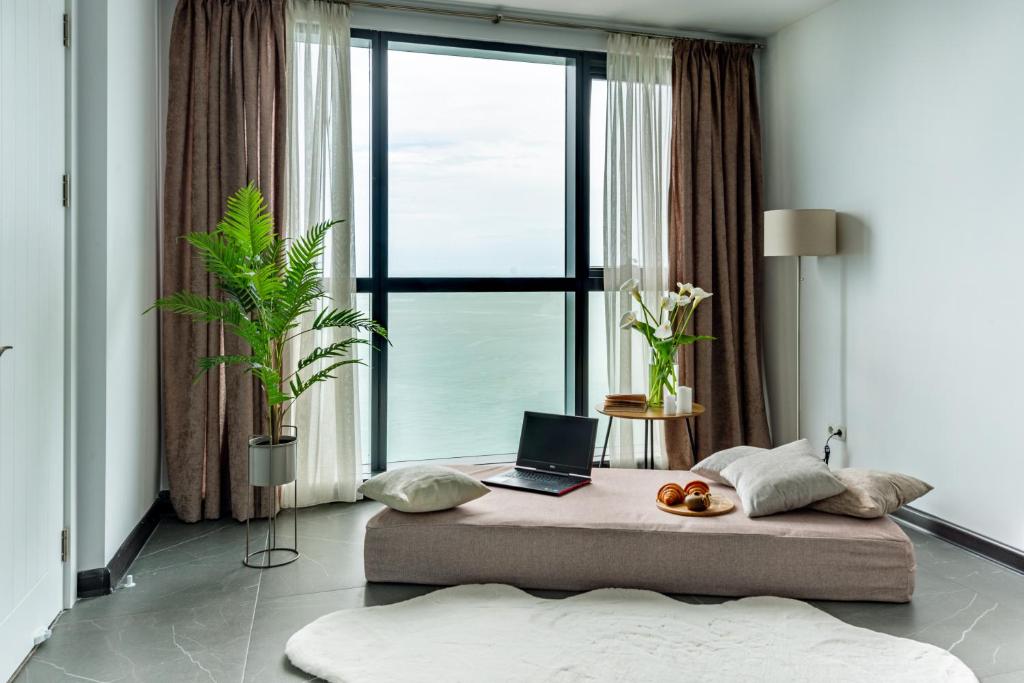 هتل اوشن بریز ریتریت - هونیمون آپارتمنت ویت سی ویو این پورتا باتومی تاور - Ocean Breeze Retreat - Honeymoon Apartment with Sea View in Porta Batumi Tower