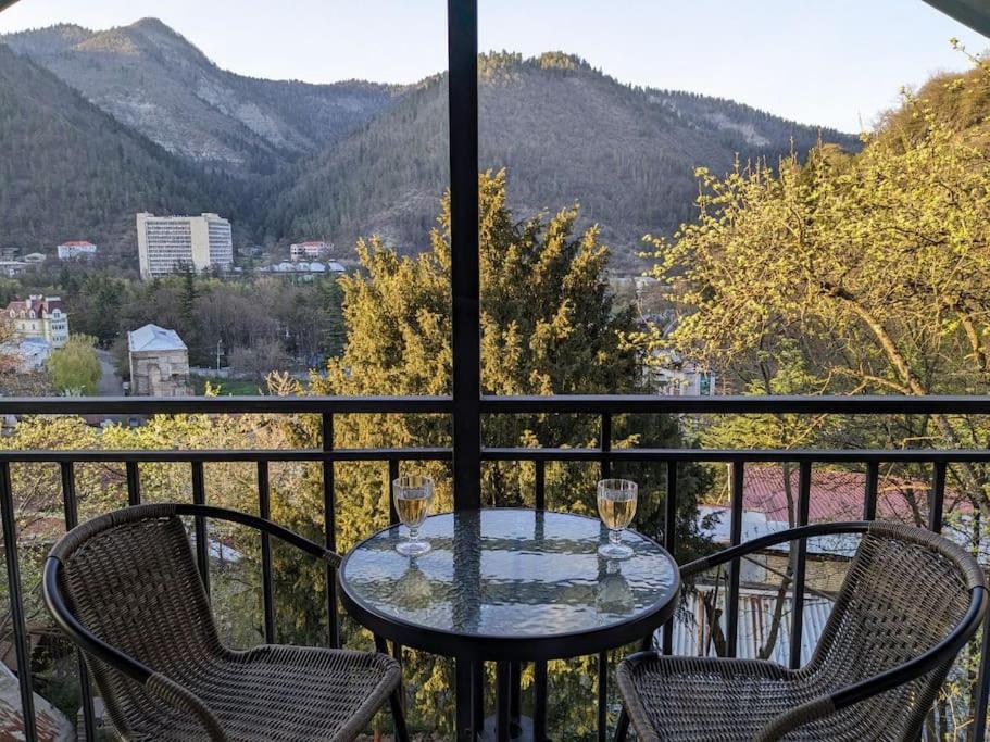 هتل آنفورگتبل اتیک وید بالکنی این برجومی Unforgettable attic with balcony in Borjomi