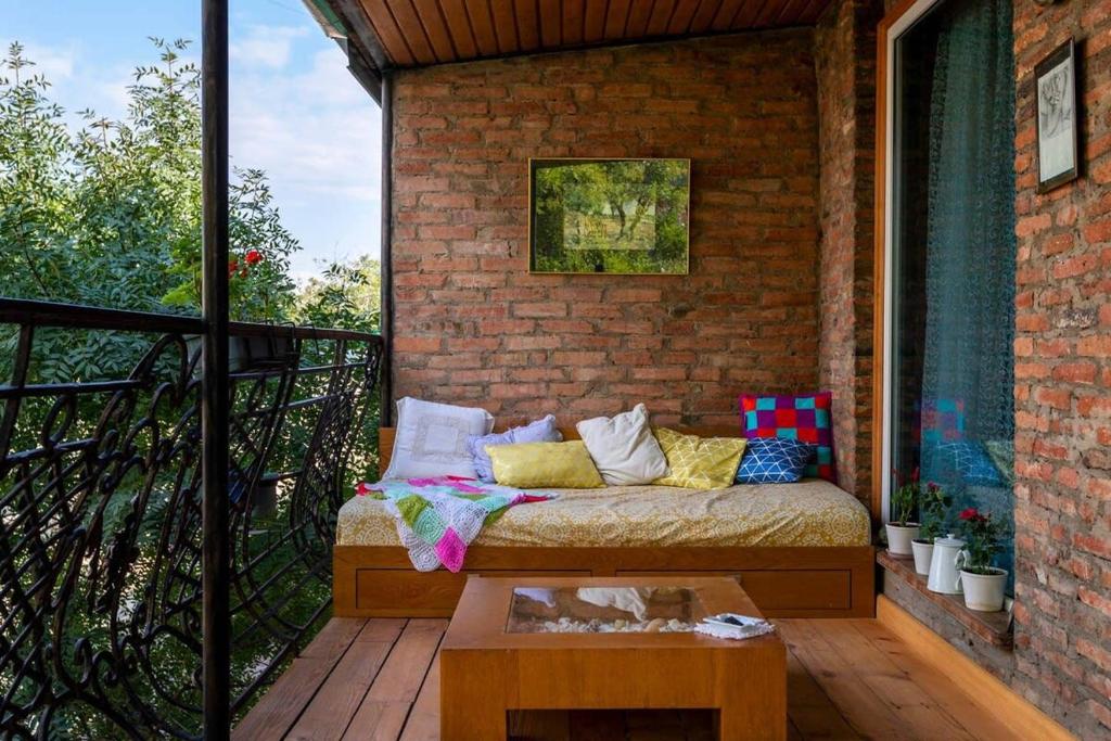 هتل یک بی آر آپت ویت دیوال تراسز اند ویوز - بای وی‌هاست - 1BR Apt with Dual Terraces & Views - By Wehost