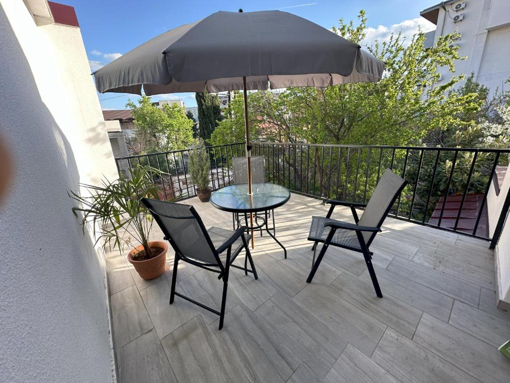 هتل تری پالمز هاوس - Three Palms House