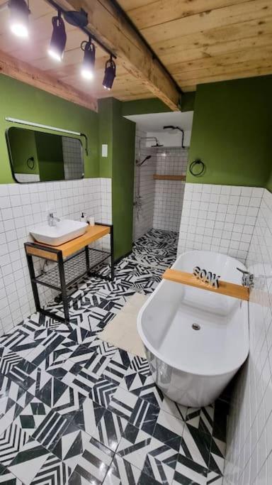 هتل سباستینز استایلش آپارتمان این اولد تاون - Sebastian`s stylish apartment in old town