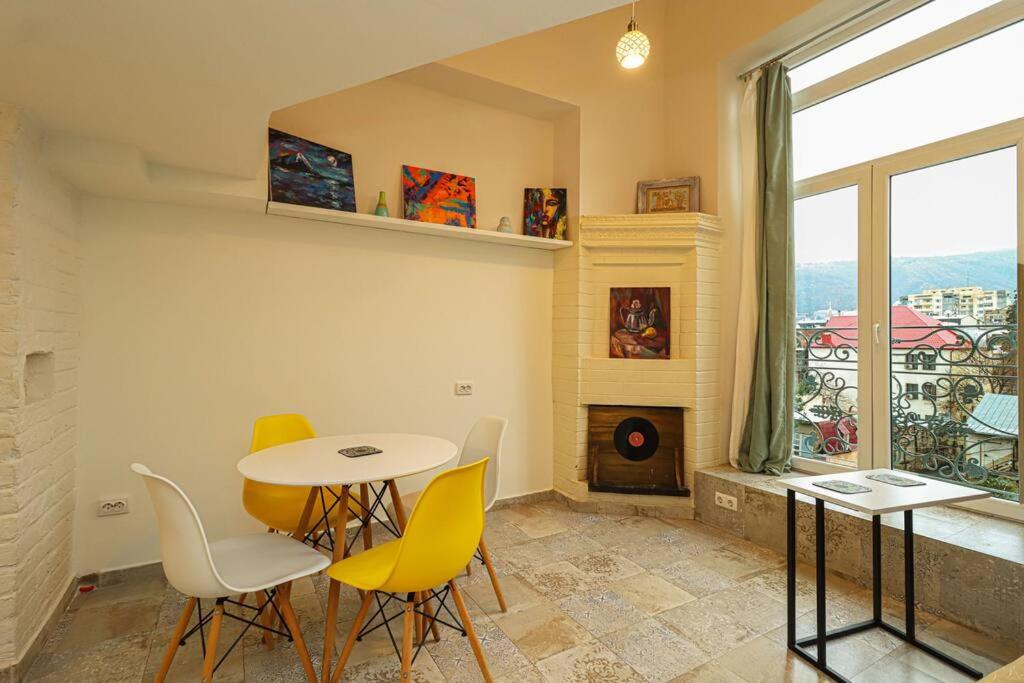 هتل اسپیشس آپارتمان این د سنتر- بای وی هاست - Spacious Apartment In The Center- By Wehost